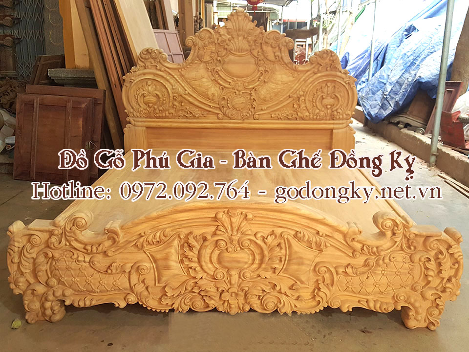 giường ngủ hoa hồng hoàng gia